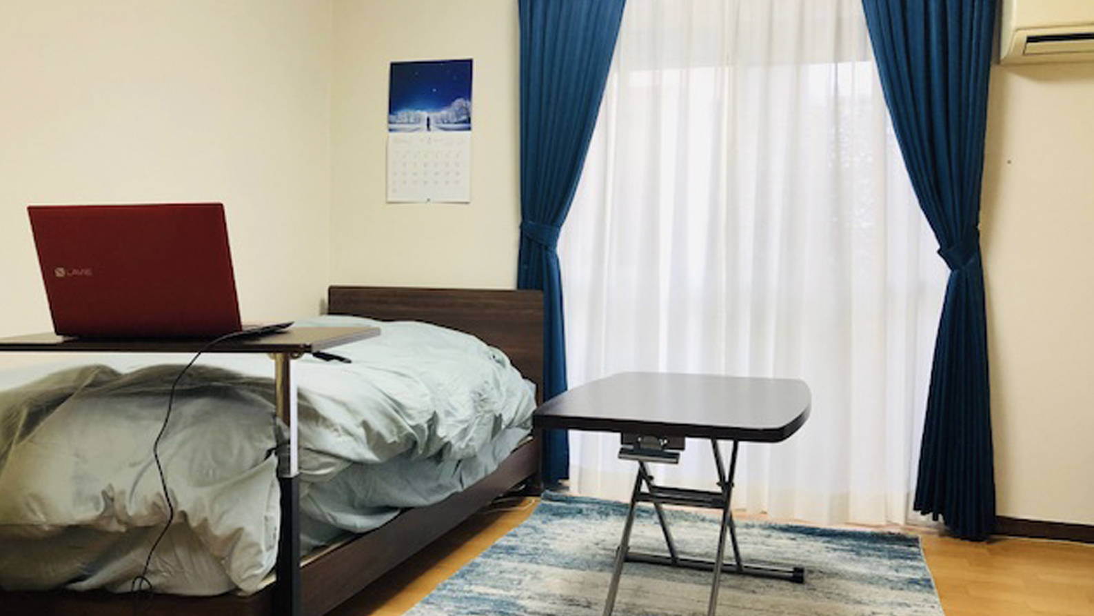 落ち着いたインテリアの男性一人暮らしの部屋た色の家具でコーディネート