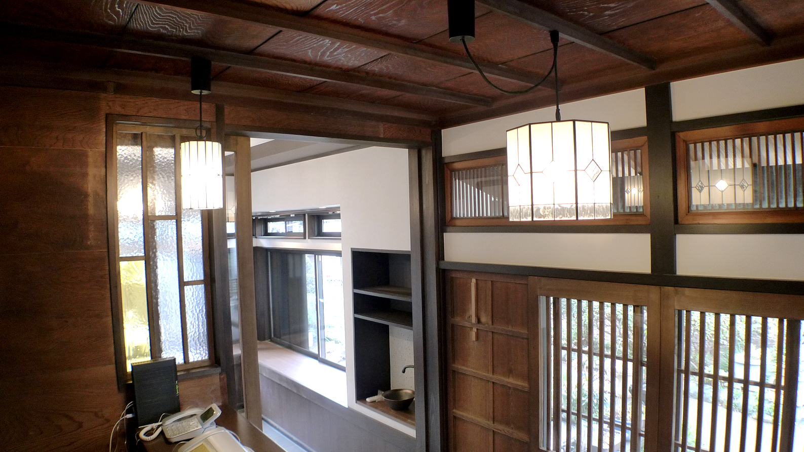 既存の杉板天井に合わせた和のペンダントとガラス入り間仕切壁