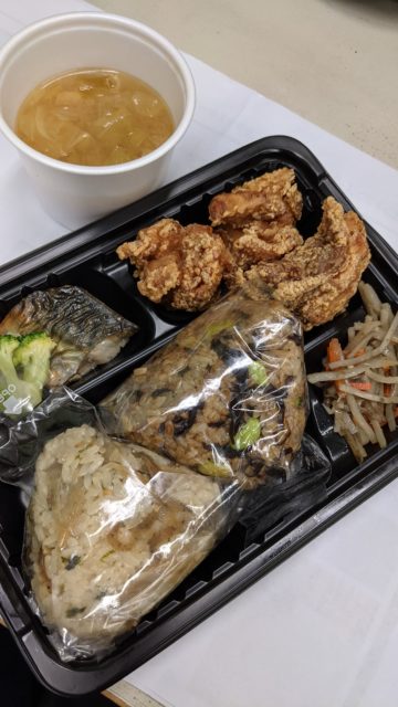 こだわりのおにぎりと唐揚げ弁当