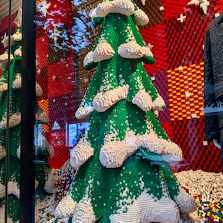 ブロックで作られたクリスマスツリー